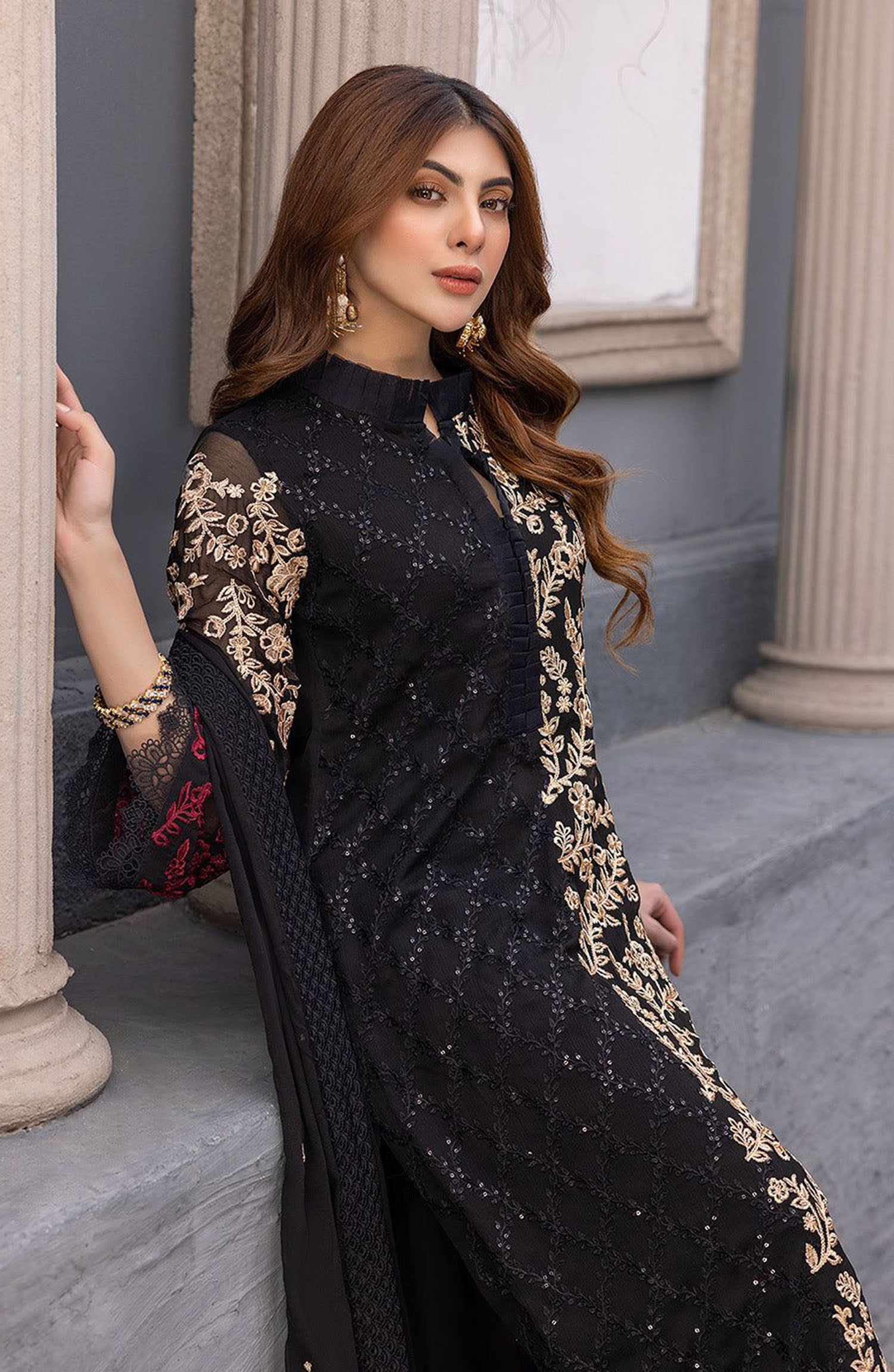 AZURE Full heavy Embroidered chiffon front  Front Embroidered Daman Bunch
Full Embroidered Chiffon Back Back Embroidered Daman Bunch
Full Embroidered Chiffon Sleeves With Embroidered Cuff
Full Embroidered Chiffon Dupatta With 2 Side Embroidered Border 
Plain Malai Trouser With Embroidered Bunch 
