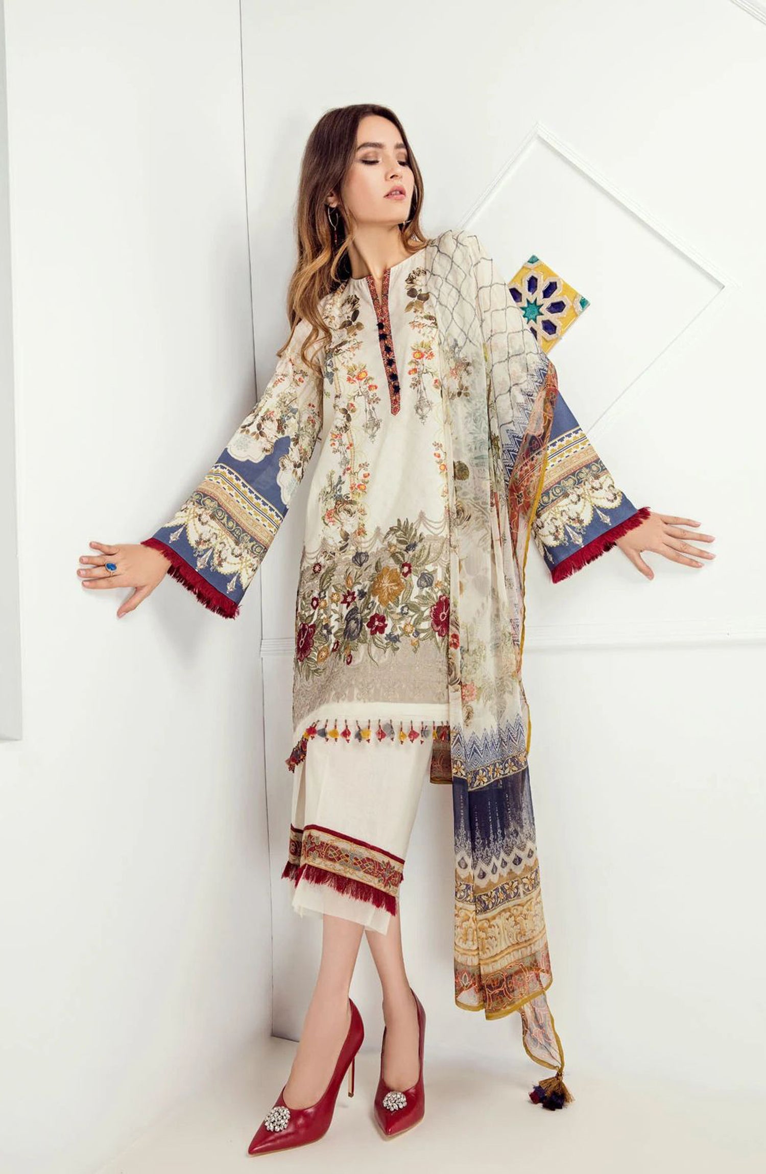 BAROQUE UNSTITCHED 3 PIECE SUIT
Description:
Fabric
Lawn & chiffon
Color
Cream
Details
Digital printed pure lawn 90/70 front
Digital printed pure 90/70 lawn back & sleeves
Embroidered neckline
Embroidered heavy front daman bunch