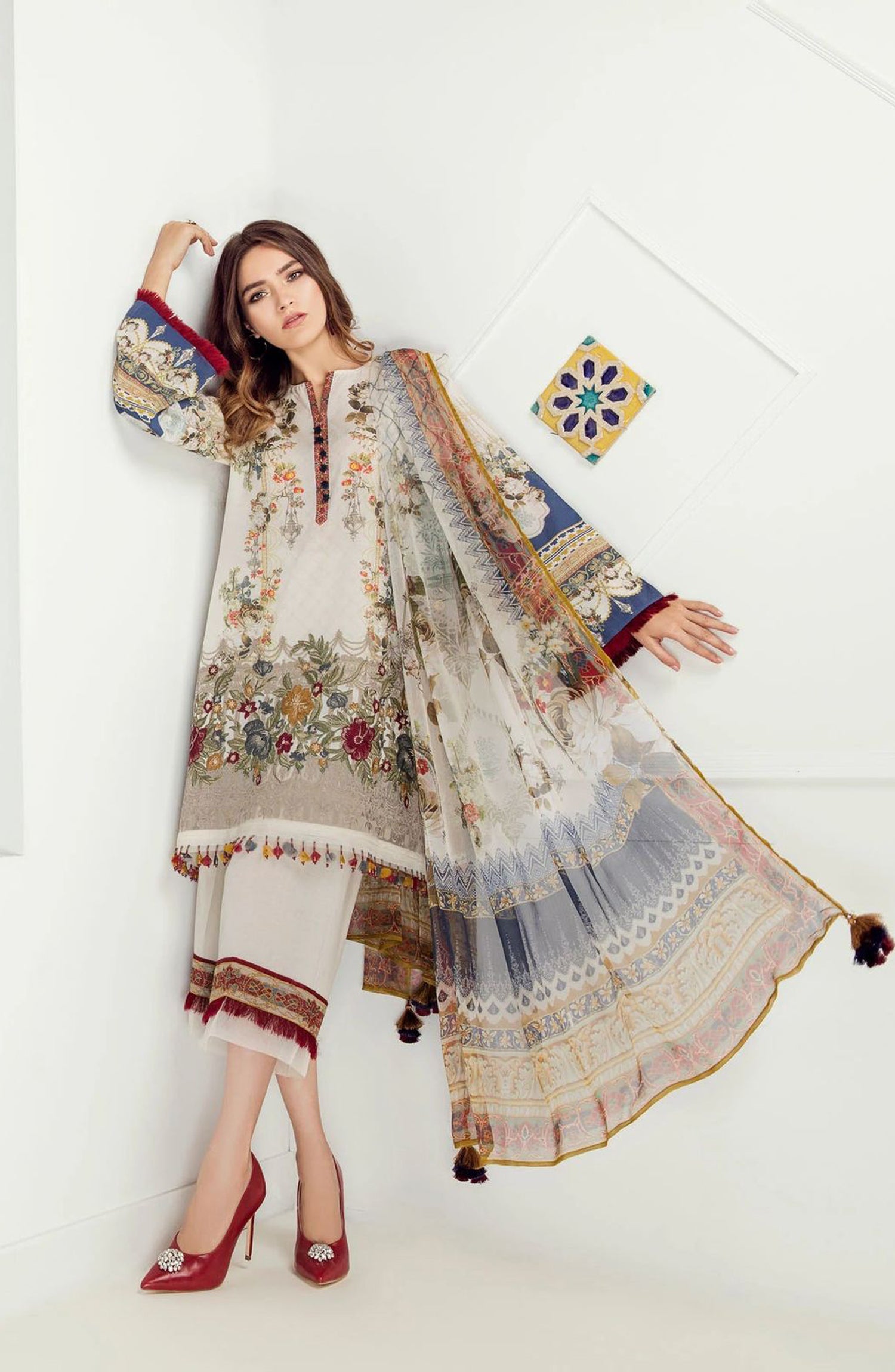 BAROQUE UNSTITCHED 3 PIECE SUIT
Description:
Fabric
Lawn & chiffon
Color
Cream
Details
Digital printed pure lawn 90/70 front
Digital printed pure 90/70 lawn back & sleeves
Embroidered neckline
Embroidered heavy front daman bunch