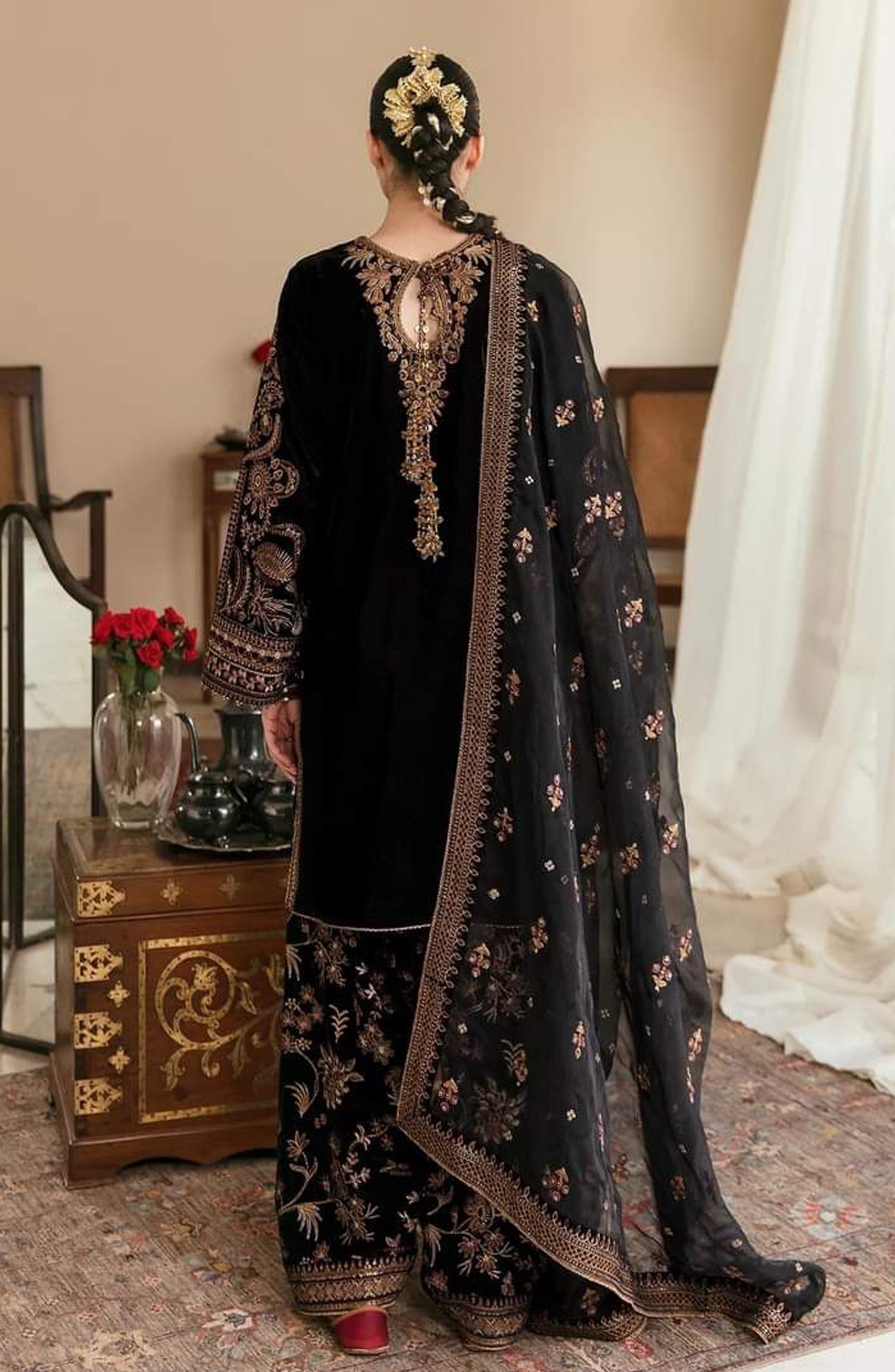 Baroque Jazmin Velvet Wedding Collection an exquisite choice for bridals seeking glamour. This heavy embroidered velvet wedding dress is design from premium Micro 5000 velvet, perfect for your occasion
Fabric Details
• Shirt: Heavy embroidered velvet wedding dress micro 5000
• Duppata: Net Cutwork embroidered dupatta
• Trouser: Dull silk, fully embroidered
Details:
• Heavy embroidered velvet wedding dress micro 5000
• Velvet Embroidered Daman Border
• Velvet Embroidered Sleeves. (fabric for full fall in sle