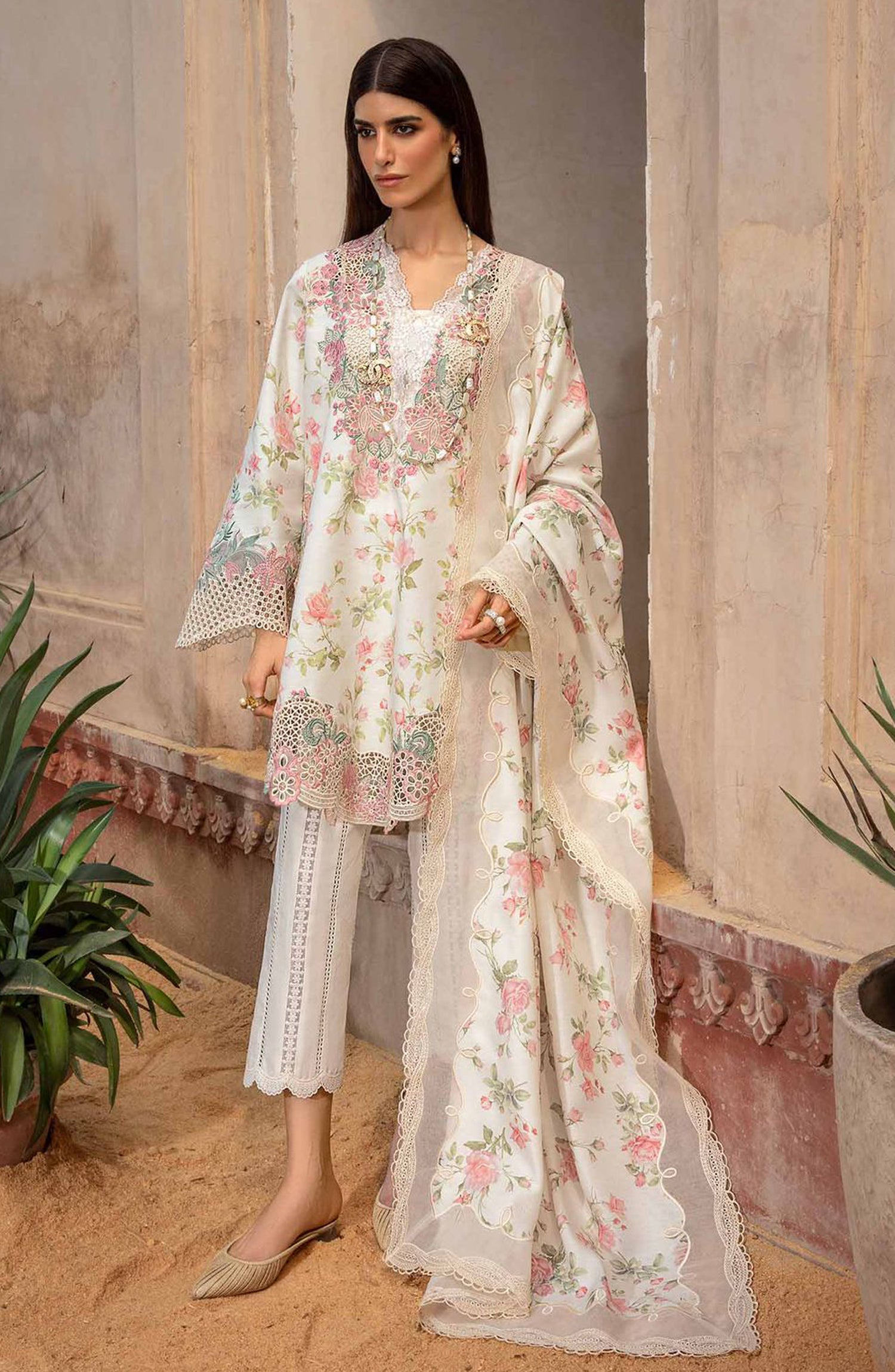 CRIMSON
 Printed pure Lawn Collection -
Fabric Details 
FRONT FULLY  PRINTED
WITH HEAVY EMBROIDERED  NECK PATCH AND HEAVY EMBROIDERED DAMAN PATCH 
FULLY  PRINTED BACK
FULLY PRINTED SLEEVES WITH HEAVY EMBROIDERED CUFF PATCH
FULLY EMBROIDED TROUSER 
CHIFFON PRINTED DUPATTA
