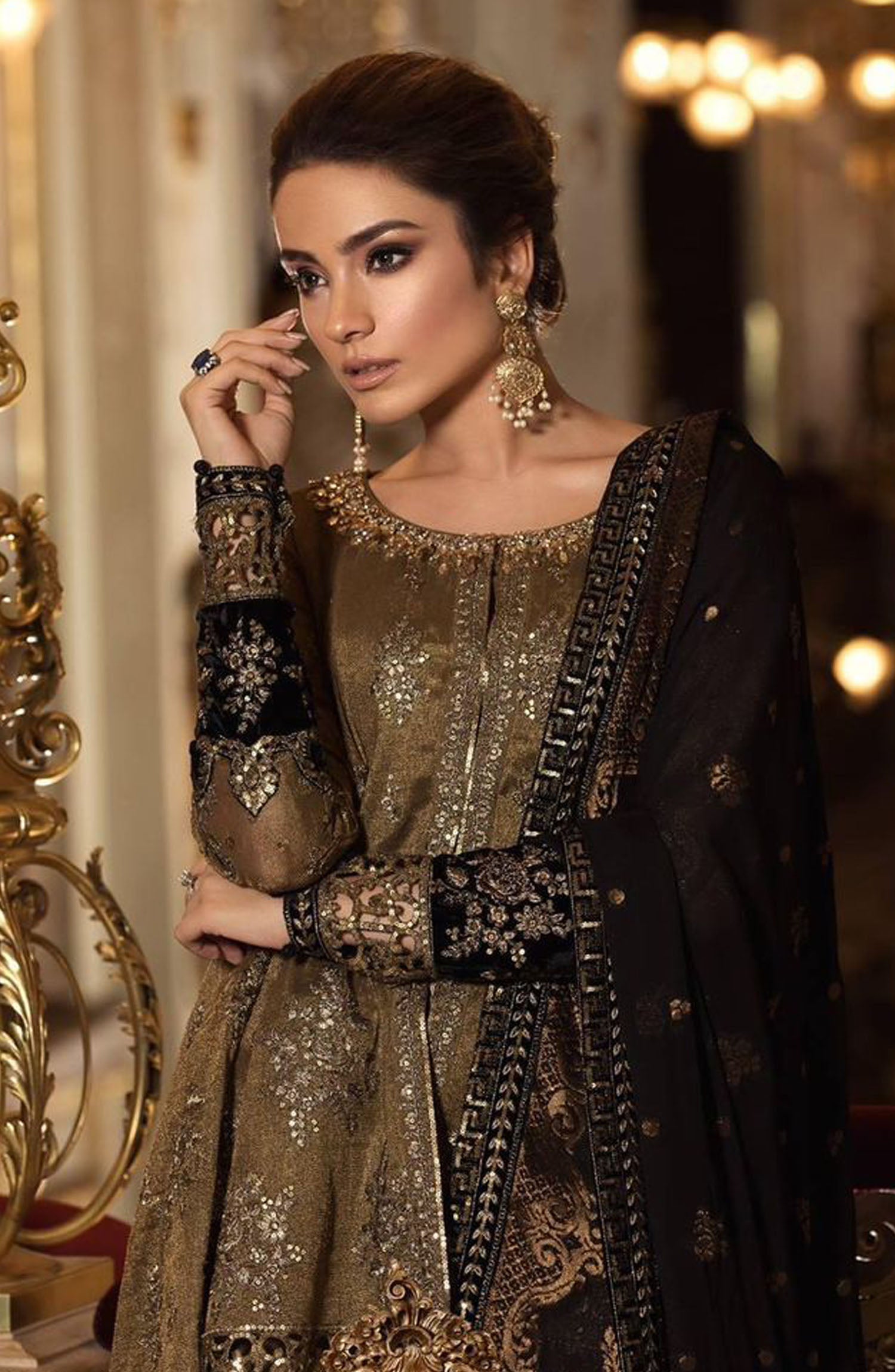 MARIA B Front Organza embroidered with 2 type embroidered daman border with cut work with fully Adah hand work neck 
Back Organza embroidered spangle work with 2 type embroidered spangle Daman border with cut work  Sleeves Organza embroidered  sleeves with 2 type embroidered  border with cut work & 2 embroidered bunches 
Dupatta chiffon heavy embroidered  with 2 side embroidered spangle work pallo on peace with 4 side embroidered lace attach 
Garrara Silk heavy embroidered full length