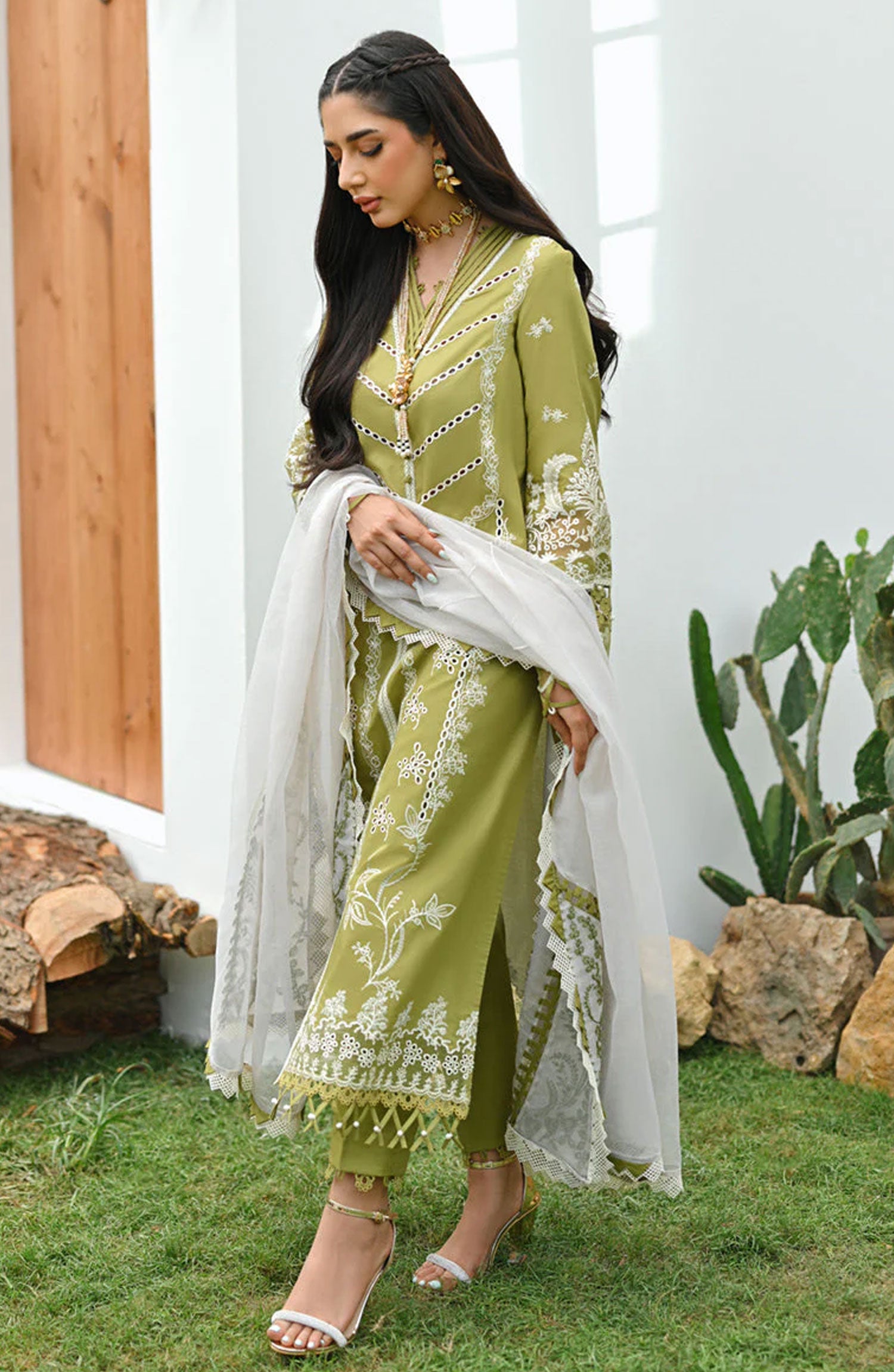 QALAMKAR
Fabric Lawn Cotton 
Lawn Cotton Shirt And Trouser 
Organza Dupatta 
Front
Lawn Fully Heavy Embroidered Front With Heavy Embroidered Neck And Daman On Organza
Back
Back plain With Embroidered Daman
Sleeves
Embroidered sleeves and sleeves cough Heavily Embroidered on Organza With Punch ball 
Dupatta
Embroidered Dupatta Palls attached Four side Lace  Ready to wear
Trouser 
Dyed trouser with 
Embroidery lace 
Shirt Length 44Inches without Daman
Shirt width 36plus 
