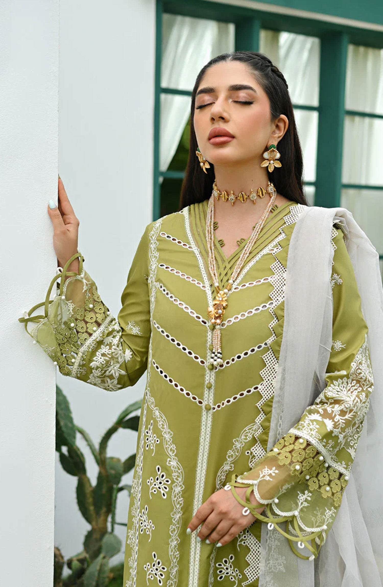 QALAMKAR
Fabric Lawn Cotton 
Lawn Cotton Shirt And Trouser 
Organza Dupatta 
Front
Lawn Fully Heavy Embroidered Front With Heavy Embroidered Neck And Daman On Organza
Back
Back plain With Embroidered Daman
Sleeves
Embroidered sleeves and sleeves cough Heavily Embroidered on Organza With Punch ball 
Dupatta
Embroidered Dupatta Palls attached Four side Lace  Ready to wear
Trouser 
Dyed trouser with 
Embroidery lace 
Shirt Length 44Inches without Daman
Shirt width 36plus 
